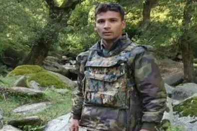 शहीद सैनिक आरिफ की दफन विधि में उमड़े हजारो लोग