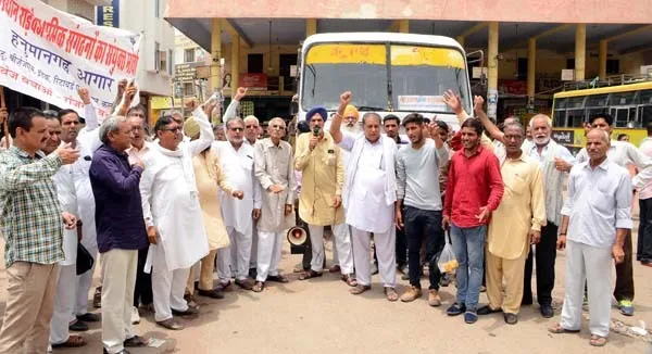 दो घंटे कार्य बहिष्कार कर रोडवेज कर्मचारियों ने निकाला रोष मार्च