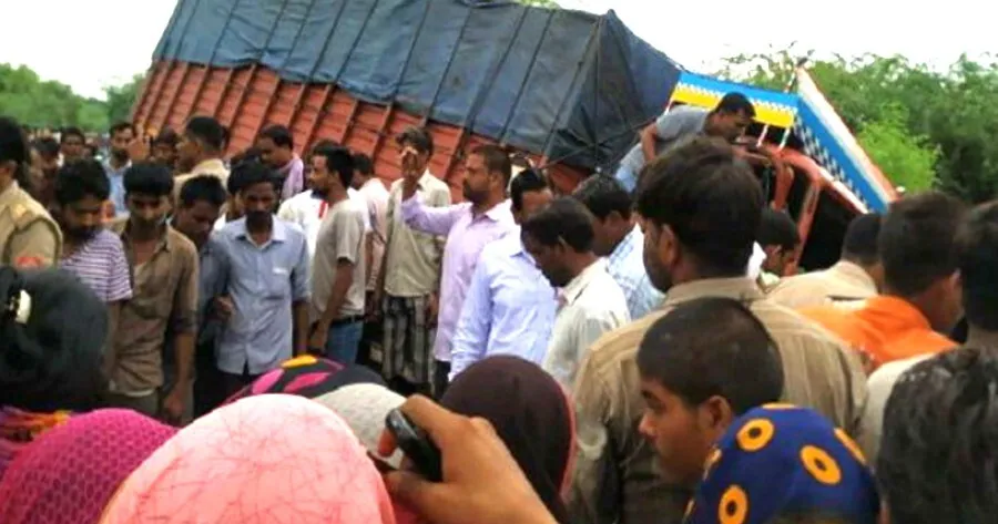 उप्र: औरैया में ट्रक ने ऑटो में पीछे से टक्कर मारी, 5 शिक्षकों समेत 8 की मौत