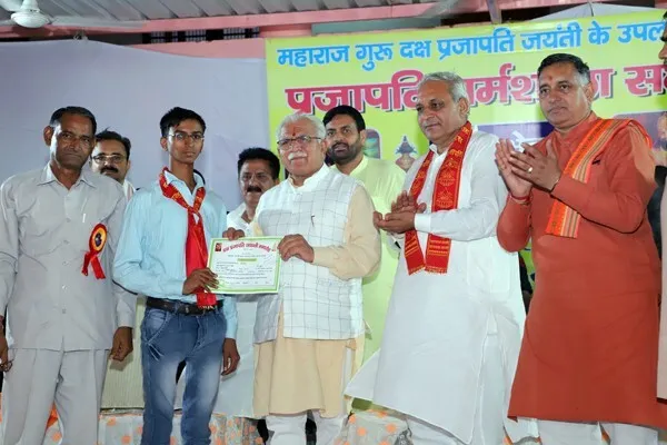जब पिछली बार टॉपर को 4 लाख मिले तो मुझे क्यों नहीं ?