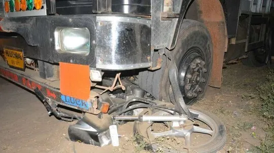 ट्रक के टायर तले कुचले जाने से महिला की मौत