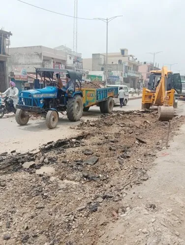 बारिश से जमींदोज सड़क की मरम्मत शुरू
