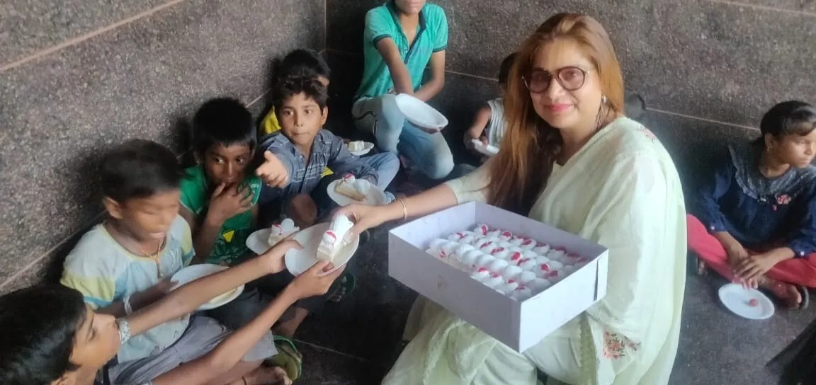 झुग्गी-झोपड़ियों के बच्चों के साथ मनाया जन्मदिन