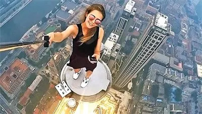 सेल्फी का डंक डस रहा युवाओं को…