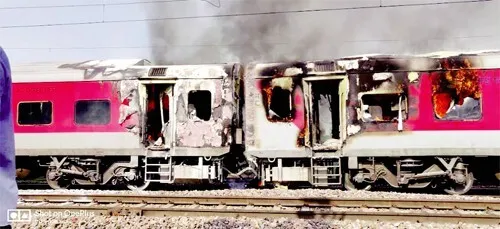 फरीदाबाद-पलवल के बीच तेलंगाना एक्सप्रेस की बोगी में लगी भीषण आग