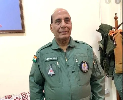 बेंगलुरु : तेजस में उड़ान भरने वाले पहले रक्षा मंत्री बने राजनाथ, विमान कंट्रोल भी किया; कहा- भारत इसे निर्यात करने की स्थिति में