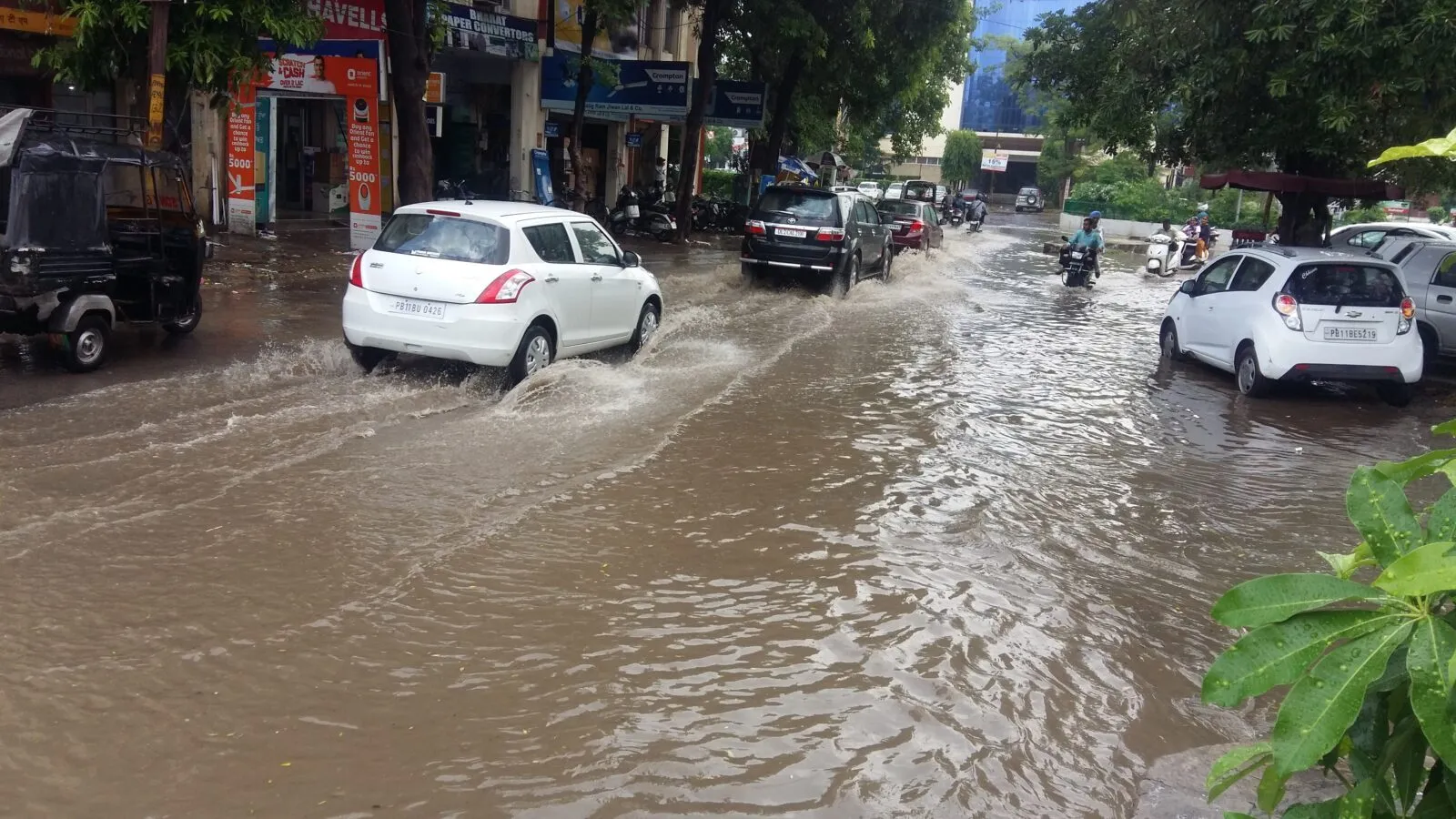 भारी बरसात से जलथल हुई सीएम सिटी