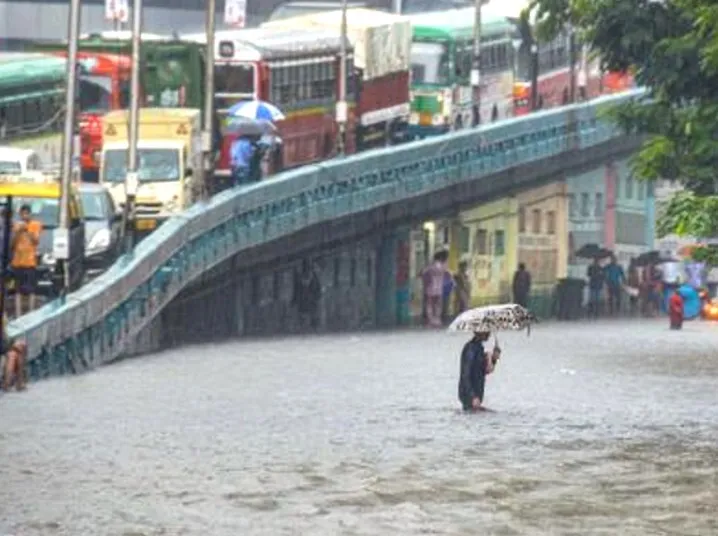 मौसम: मुंबई और आसपास के इलाकों में 2 दिन भारी बारिश का अलर्ट, आज 4 जिलों के स्कूल-कॉलेजों की छुट्टी