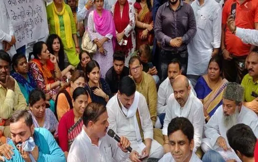 आप का भाजपा नेता विजय गोयल के आवास पर धरना