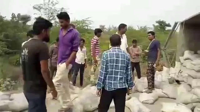 कोटा से हनुमानगढ़ जा रहा सीमेंट से भरा ट्रोला नेशनल हाइवे पर पलटा