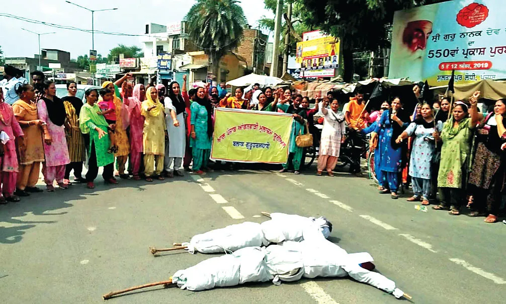 मांगों को लेकर सड़कों पर उतरी आंगनबाड़ी कर्मचारी