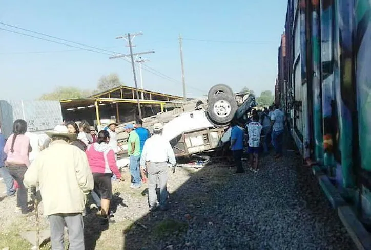 मैक्सिको में चलती ट्रेन से टकराई बस, नौ लोगों की मौत