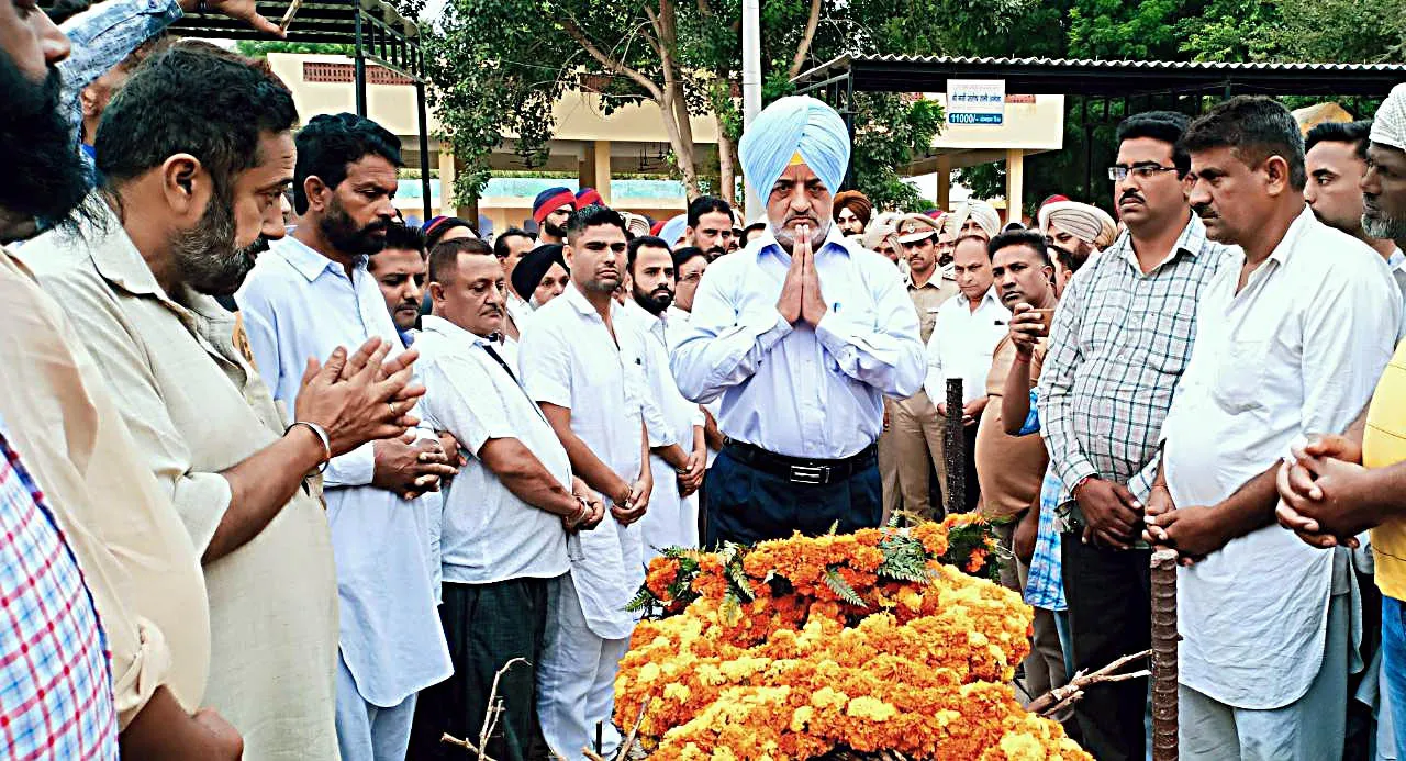 जम्मू कश्मीर के आतंकी हमले में मृतक सेब व्यापारी का शव अबोहर पहुंचा