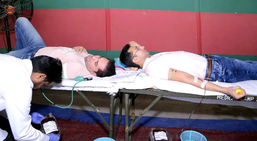 ये बचाते हैं जान करके रक्तदान…
