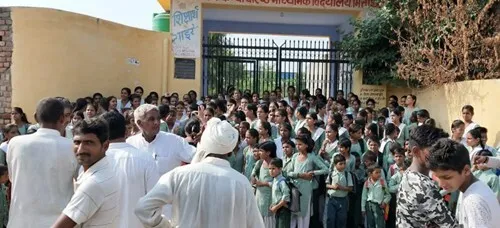 मिताथल के सरकारी स्कूल पर छात्राओं ने जड़ा ताला