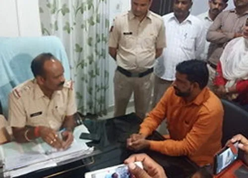 आप के कार्यकर्ता ने स्ट्रांग रूम में घुसकर ईवीएम के साथ वीडियो बनाकर फेसबुक पर डाली