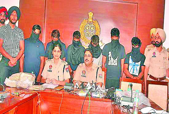 एलआईसी का झांसा देकर करोड़ों लूटने वाले गिरोह का पर्दाफाश