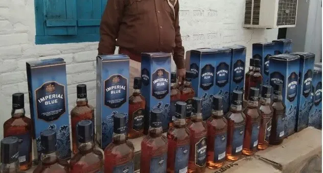 ट्रक से 400 कार्टन विदेशी शराब बरामद
