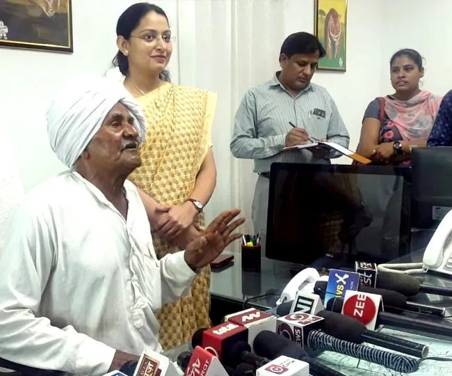 अंतरराष्ट्रीय बुजुर्ग दिवस : वृद्धाश्रम से लाकर बुजुर्ग को बनाया ‘एक दिन का कलेक्टर’