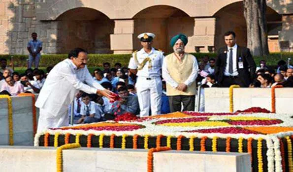 कोविंद, नायडू और मोदी ने अर्पित की महात्मा गांधी को पुष्पांजलि