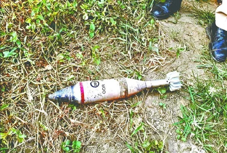 जम्मू-कश्मीर के सांबा गांव से तीन मोर्टार गोले मिले