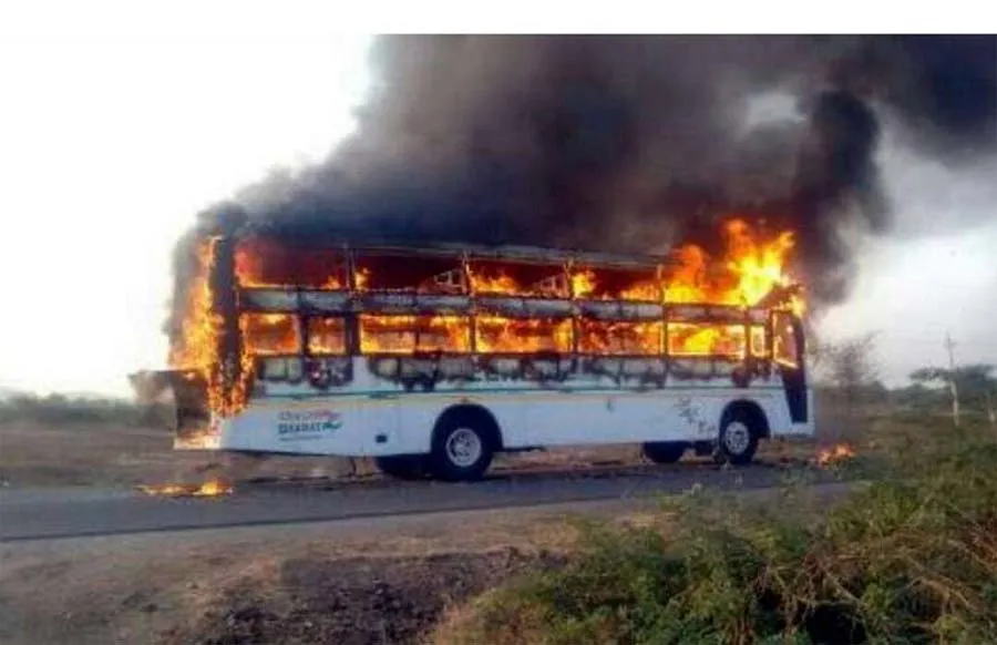 चलती निजी बस में लगी आग, एक यात्री जिंदा जला