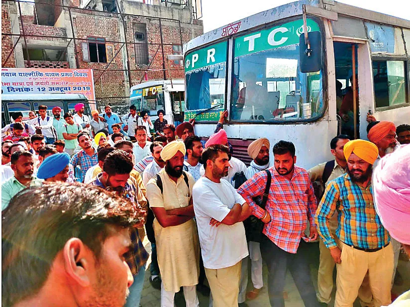 पीआरटीसी चालकों व कंडक्टरों का जीएम के खिलाफ फूटा गुस्सा, की रोड जाम