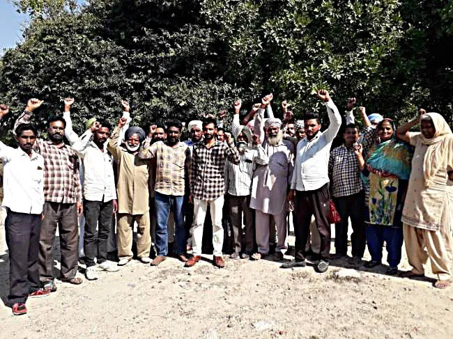 मांगों को लेकर सड़कों पर उतरे कच्चे वन कर्मचारी