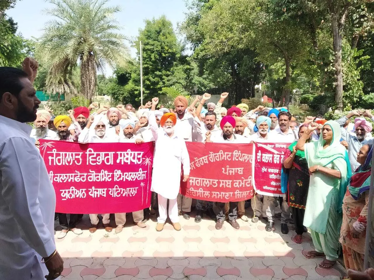 मांगों को लेकर सड़कों पर उतरे चतुर्थ श्रेणी कर्मचारी