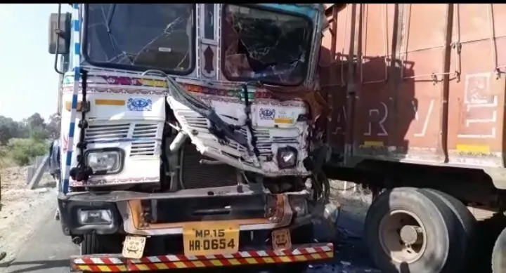 ट्रक ने श्रद्धालुओं से भरे वाहन को मारी टक्कर, दो की मौत पंद्रह घायल