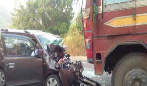 उन्नाव में कार खड़े ट्रक से टकराई, दो महिलाओं समेत चार की मृत्यु