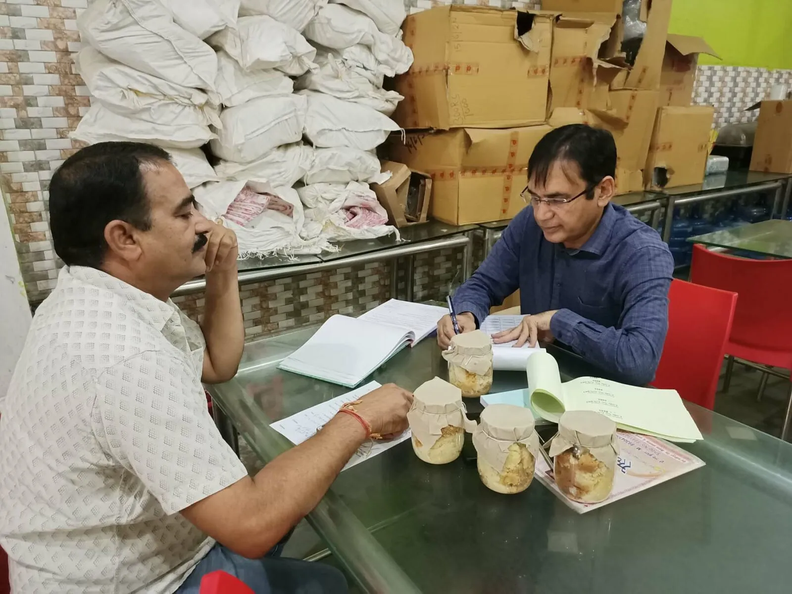 फर्रूखनगर में हलवाईयों की दुकान से लिए मिठाइयों के सैंपल