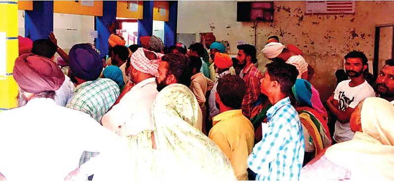 कई सेवा केंद्र बंद, लोग परेशान