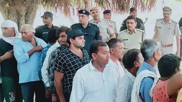 जनता के साथ नेताओं ने भी लाइन में लगकर किया मतदान