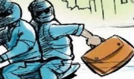 नकदी से भरा बैग लेकर दो युवक फरार, केस दर्ज