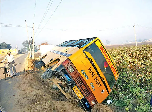 सड़क पर बने गड्ढों में पलटी स्कूल वैन तो भड़के अभिभावक