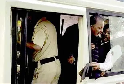 कांग्रेस प्रदेशाध्यक्ष को दिखाए काले झंडे