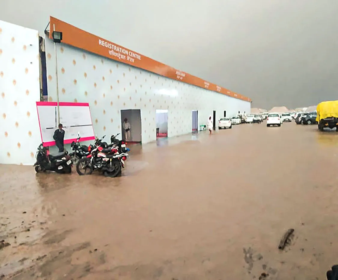 पीएम मोदी के सभास्थल और टेंट सिटी में भरा पानी, उद्घाटन से पहले बढ़ी दिक्कत