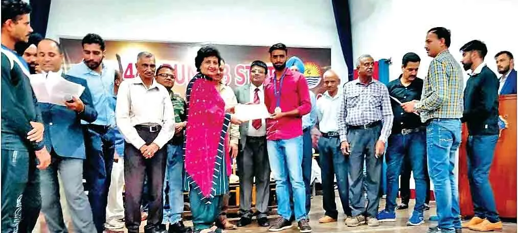 अबोहर : मनीष इन्सां ने स्टेट लेवल पर योगा में जीता सिल्वर पदक