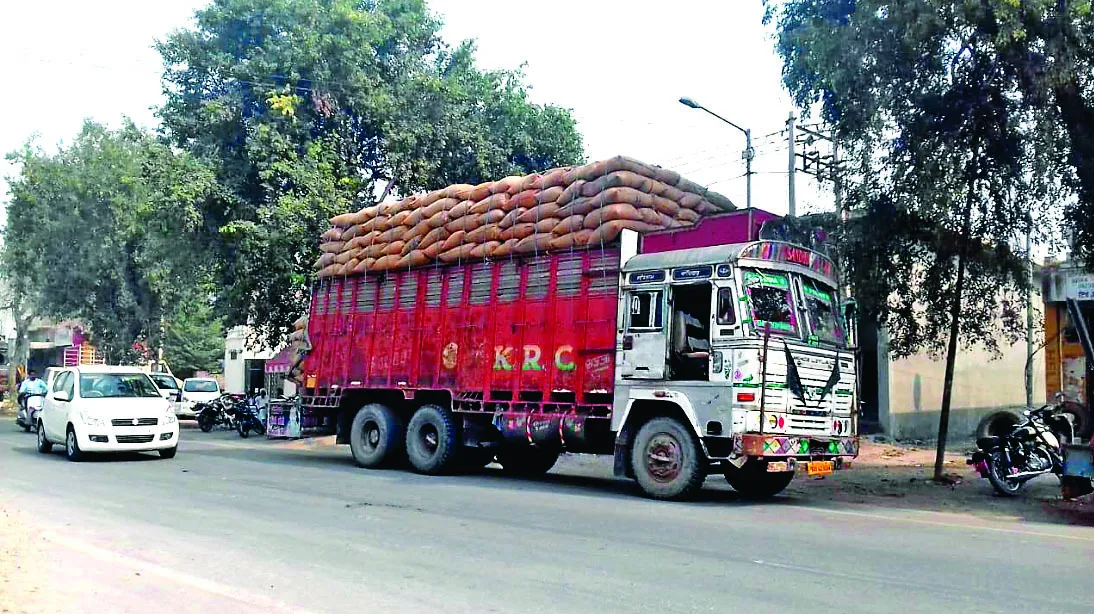 सावधान! सड़कों पर मौत के दूत बन कर घूम रहे ओवरलोड वाहन