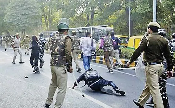 संसद जा रहे छात्रों पर पुलिस का लाठीचार्ज, 4 मेट्रो स्टेशन सेवाएं ठप्प