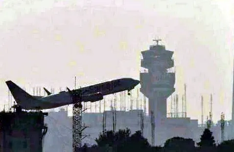 प्रदूषण का कहर, दिल्ली एयरपोर्ट से 32 फ्लाइट डायवर्ट