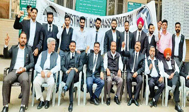 हड़ताल पर वकील, कामकाज ठप्प