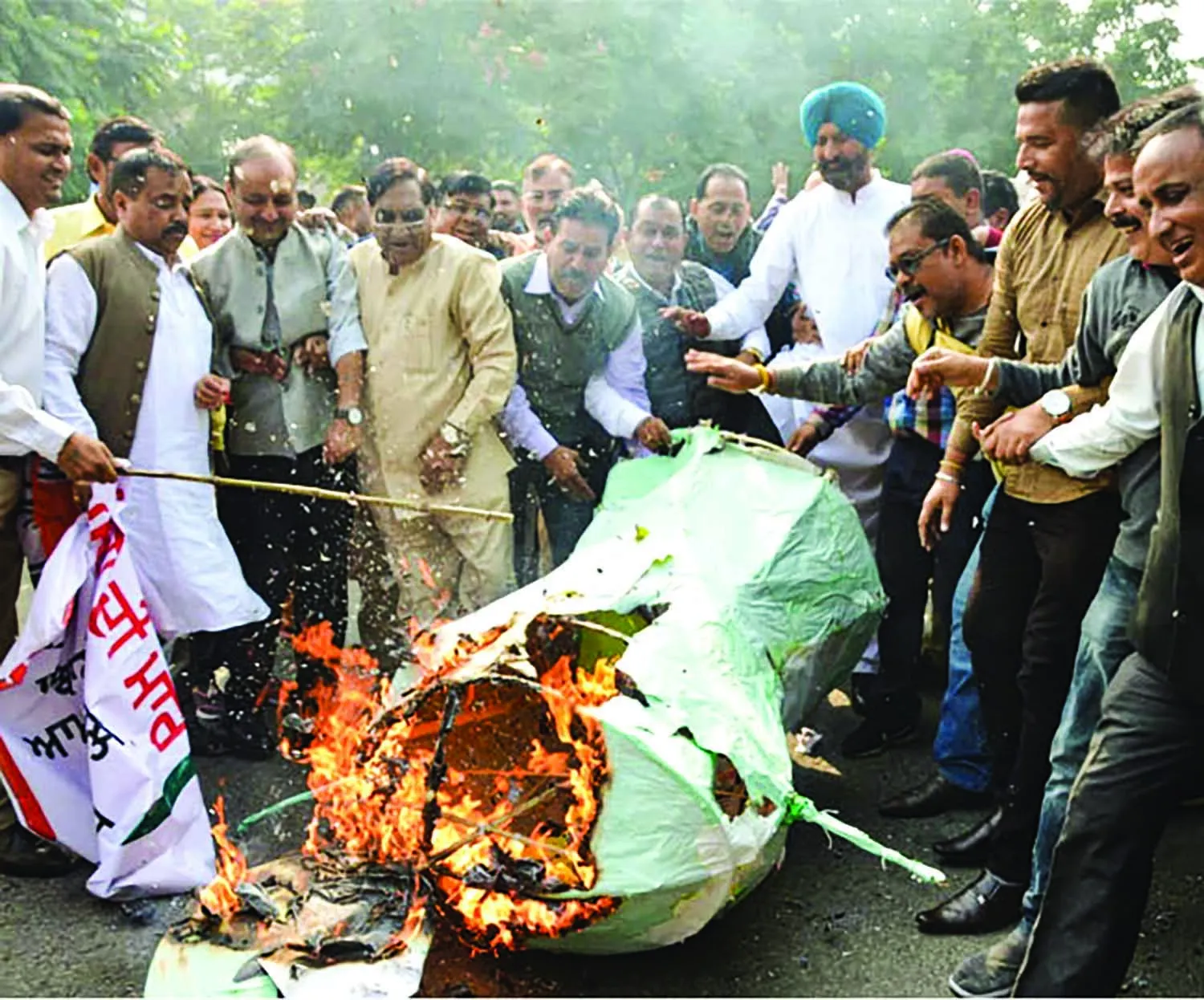 लुधियाना : जीएसटी व नोटबंदी के खिलाफ सड़कों पर उतरी कांग्रेस