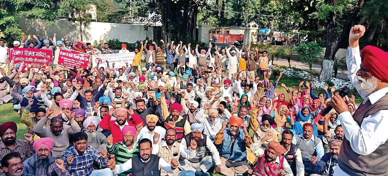 पटियाला : मांगों को लेकर सड़कों पर उतरे चतुर्थ श्रेणी कर्मचारी, निकाली रोष रैली
