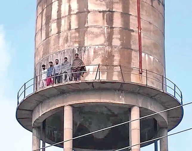हत्यारों की गिरफ़्तारी को लेकर टंकी पर चढ़े मृतक के परिजन