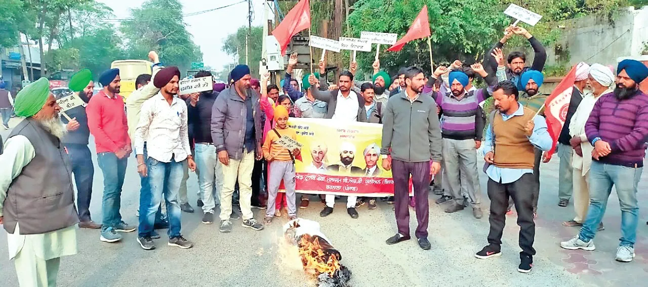 बरनाला : मांगों को लेकर सड़कों पर उतरे ठेका कर्मचारी