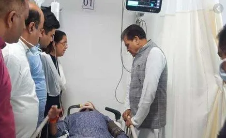 भाजपा सांसद तीरथ रावत की गाड़ी पलटी, एम्स में भर्ती