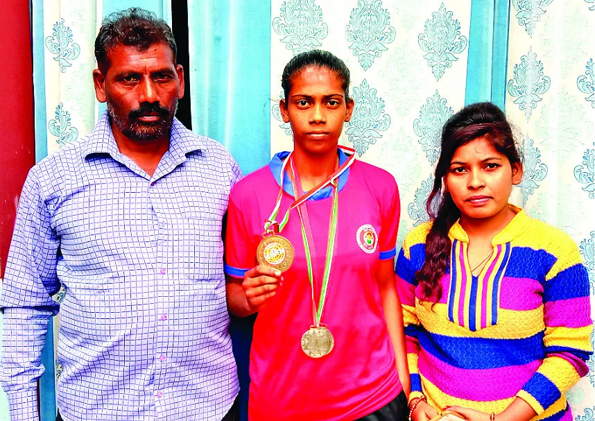 गुरदासपुर : राज्य स्तरीय खेलों में रैसलर दीक्षा ने दूसरी बार जीता गोल्ड मैडल