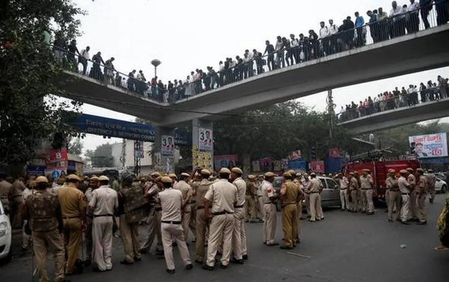 दिल्ली: वकीलों से झड़प के विरोध में पुलिस का प्रदर्शन